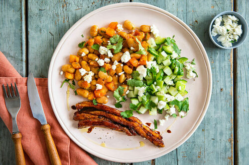Knuspriger Schweinebauch mit Feta dazu Apfel-Gurken-Salat und pikante Bohnen