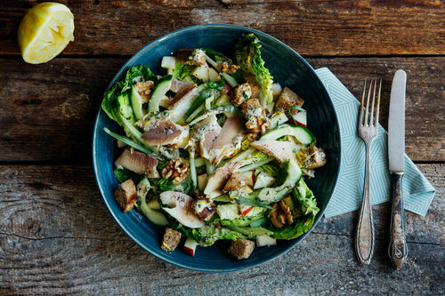 Waldorfsalat mit geräucherter Makrele und Croûtons