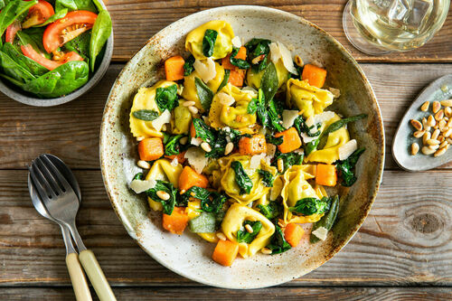 Pesto-Tortelloni mit Salbei & Süßkartoffel mit gerösteten Pinienkernen und Spinat