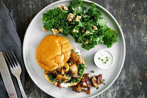 Pilzsandwich vegan mit Estragon-Mayo dazu knackiger Grünkohlsalat