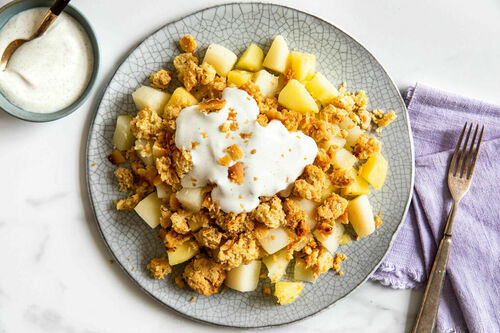 Apfel-Birnen-Crumble mit Kokos und Ingwer, dazu Vanillejoghurt
