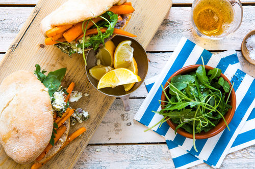 Gefüllte Pita-Brote mit Harissa-Karotten und Trakaja