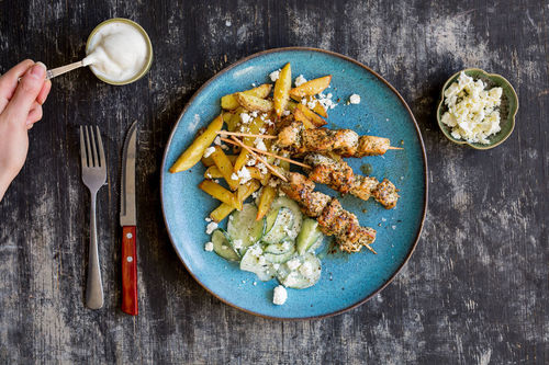 Hähnchen-Souvlaki mit Feta-Pommes und Gurkensalat