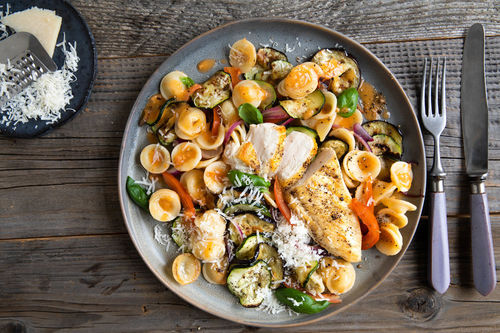 Zarte Hähnchenbrust auf Orecchiette mit gegrilltem Gemüse