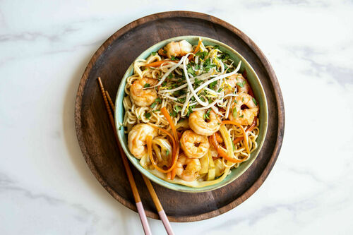 Indonesische Garnelen-Nudelpfanne mit buntem Gemüsemix und Koriander