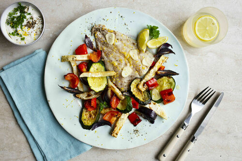 Gedämpfter Zitrus-Seelachs mit mediterranem Gemüse und Joghurtdip
