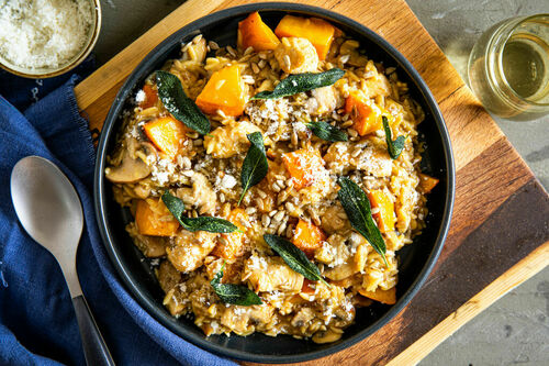 One-Pot-Risoni mit Hähnchen und Kürbis mit Sonnenblumenkernen und Salbei