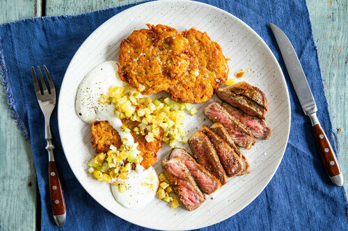 Rindersteak mit Süßkartoffelpuffern und Orangen-Joghurt-Dip