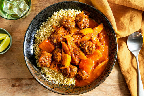 Hackbällcheneintopf mit Chipotle serviert mit Quinoa und Limette