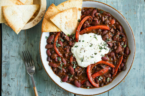 Deftiges Chili sin Carne mit Joghurt und Tortillachips
