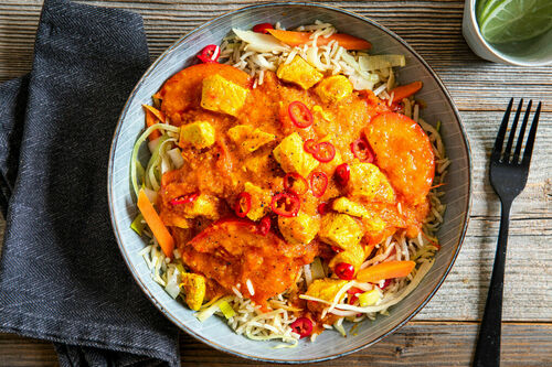 Hähnchen balinesische Art auf gebratenem Naturreis mit Gemüse