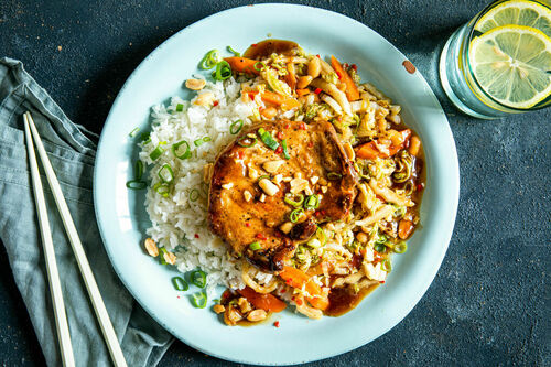 Glasiertes Schweinekotelett mit Reis und chinesischer Chinakohlpfanne