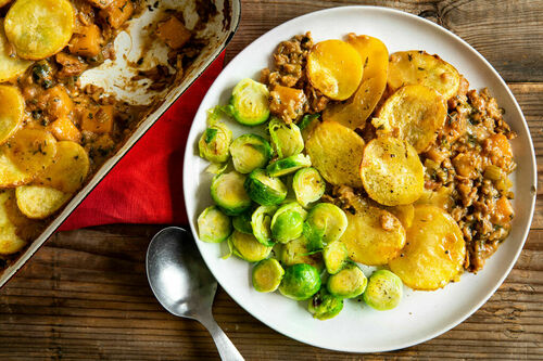 Lancashire Hotpot mit veganem Hack mit Kartoffeln, Steckrübe und Rosenkohl