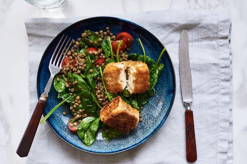 Knuspriger Trakayakäse mit Linsen-Spinat-Salat