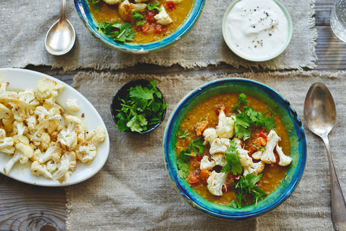 Indisches Linsen-Dal mit geröstetem Blumenkohl