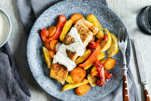 Schawarma-Lachs auf Ofengemüse mit Joghurt-Zitronen-Sauce