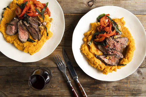 Rindersteak mit Salbei-Tomaten auf cremigem Karotten-Süßkartoffel-Stampf