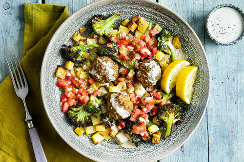 Schawarma-Fleischbällchen vom Rind mit gebackenem Gemüse und Tahinisauce