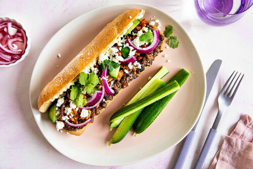 Mexikanische Torta mit „Chorizo“-Hack mit Feta und Refried Beans