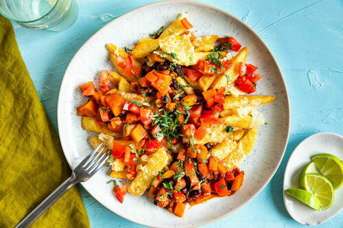Loaded Fries mit Kürbis und Käse und Tomaten-Koriander-Topping mit Limette