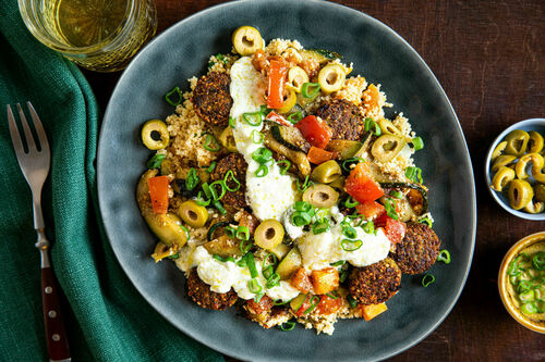 Griechische Falafeln und Feta mit Zucchinigemüse auf Aprikosen-Couscous