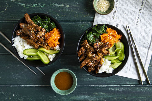 Schweinefleisch-Bibimbap mit Gemüse und Ingwerdressing