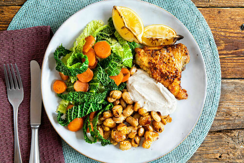 Schawarma-Hähnchen aus dem Ofen mit Wirsing, Karotten & Joghurt-Tahini-Sauce