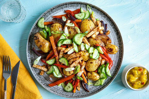 Geräuchertes Hähnchen indische Art mit Ofengemüse und Mangosalsa