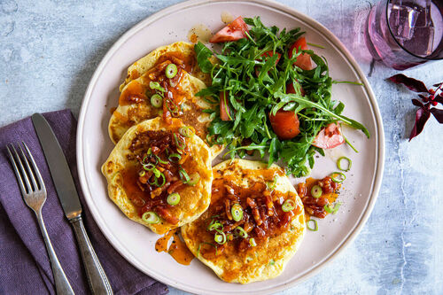 Februar-Special: Große Pancake-Liebe Maispfannkuchen mit Bacon und Rucolasalat