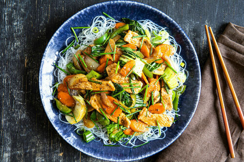 Schweinegeschnetzeltes auf Glasnudeln mit gebratenem Pak-Choi-Gemüse