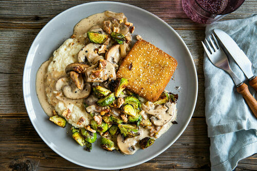Hirse-Sesam-Schnitzel mit Pilzsauce an Selleriepüree und gebackenem Rosenkohl