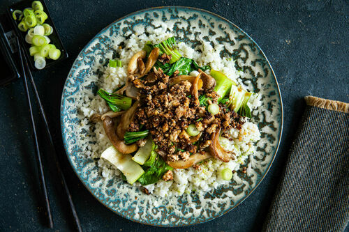 Knusper-Tofu, Austernpilze und Pak Choi mit Schwarzer Bohnensauce und Limettenreis