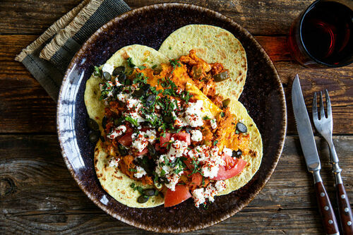 Tacos mit Rührei Menemen-Style und Feta-Minze-Topping