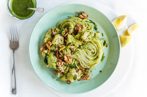 Spaghetti mit Walnuss-Pesto und geröstetem Blumenkohl