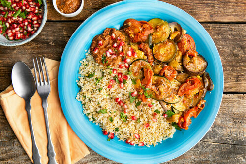 Vegane Gemüsetajine mit Granatapfel dazu Bulgur und Paprika-Mandel-Dip