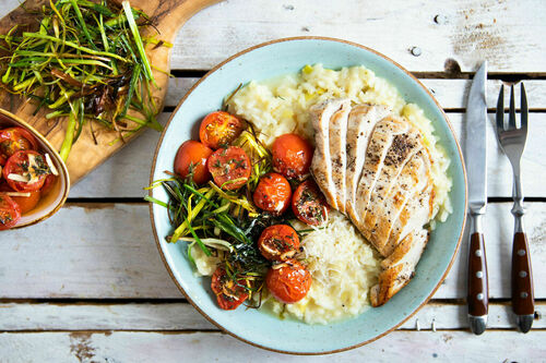 Risotto mit Hähnchen und Knusper-Lauch mit Kirschtomaten und Käse