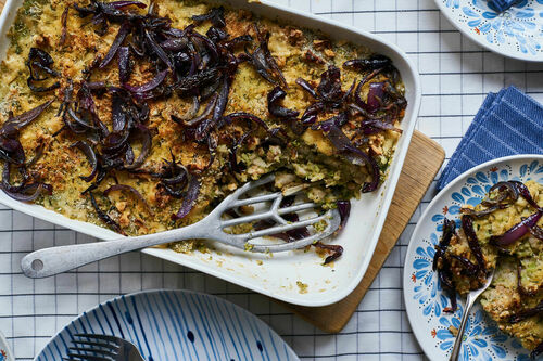 Feines Brokkoli-Stamppot-Gratin mit gerösteten Zwiebeln und Käse