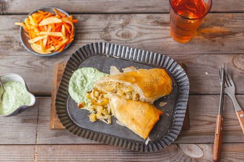 Kartoffel-Kraut-Strudel mit cremigem Petersilien-Dip und Karotten