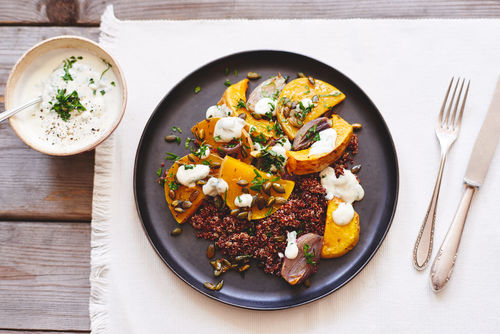 Leicht und gesund: Gebratener Kürbis mit Quinoa-Salat und Tahini-