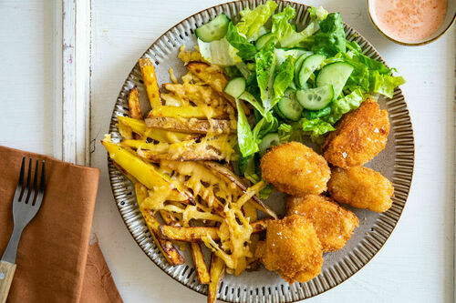 Hähnchennuggets mit Knusper-Panade dazu Ofenkartoffeln mit Käse und Salat