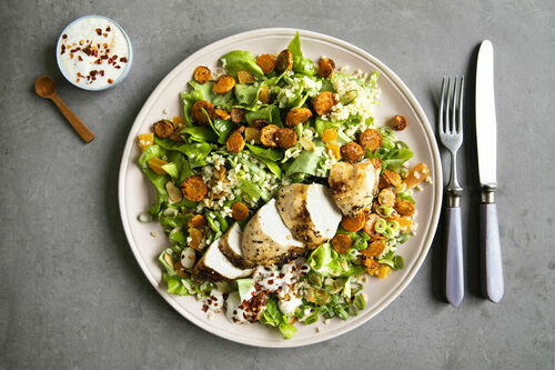 Hähnchenbrust orientalische Art dazu Bulgursalat mit Aprikosen und Joghurtdip