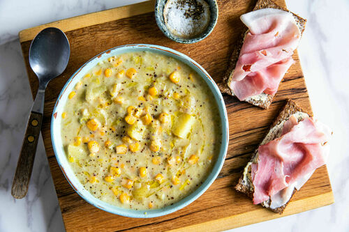 Maissuppe mit Kartoffeln und Lauch dazu Roggenbrot mit Schinken