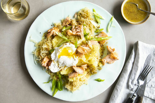 Räucherlachs auf Sauerkraut Minh Test mit pochiertem Ei und Kartoffelstampf