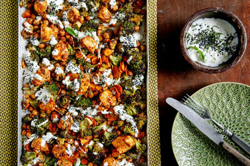 Tikka-Masala-Hähnchen mit Brokkoli, Kichererbsen und Raita