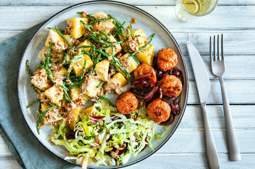 „Hackbällchen“ an Kartoffel-Queller-Salat und buntem Bete-Salat-Mix
