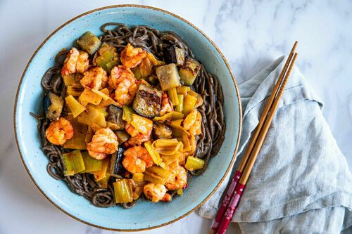Pikante Garnelen-Lauch-Pfanne auf Sobanudeln mit Auberginen-Miso-Sauce