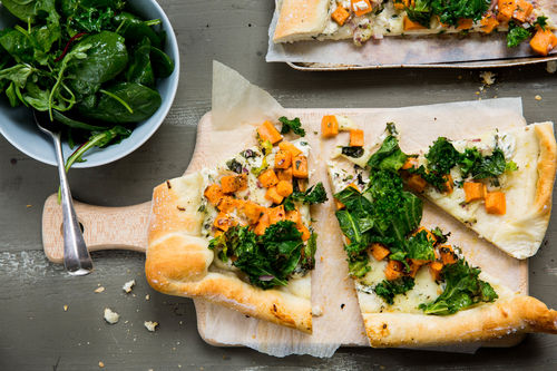 Knusprige Süßkartoffel-Pizza mit Grünkohl und Mozzarella