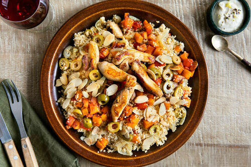 Couscous mit Hähnchen und Gemüse mit Knoblauch-Zitronen-Creme und Mandeln