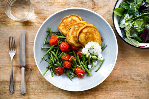 Fluffige Mais-Küchlein mit grünen Bohnen und Joghurt