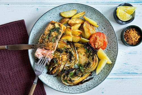 Lachs mit gebackenem Gemüse verfeinert mit Knoblauchbröseln und Zitrone